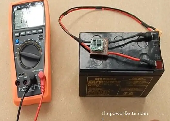 does a battery lose voltage as it discharges