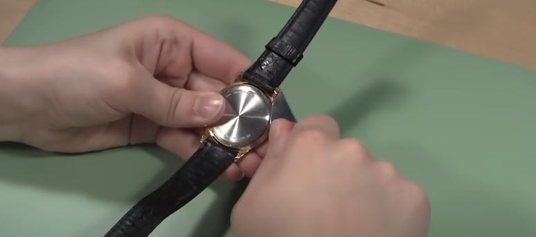 how to change a watch battery without tools